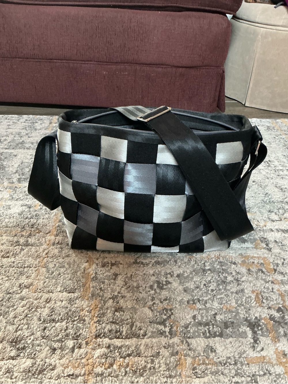 BEAUTIFUL HARVEY’S SEATBELT BAG W/ADJUSTABLE CROSSBODY STRAP! EUC!